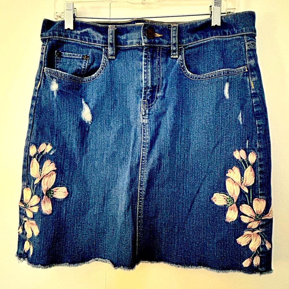 Cute, floral embroidered denim mini skirt